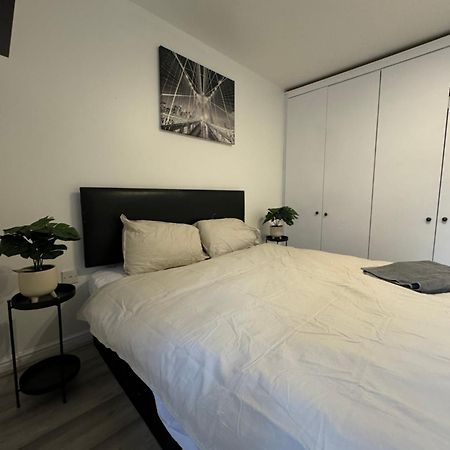 לונדון Spacious 3 Bedroom Home, With Private Driveway 5 Minutes From Excel Centre & Custom House מראה חיצוני תמונה