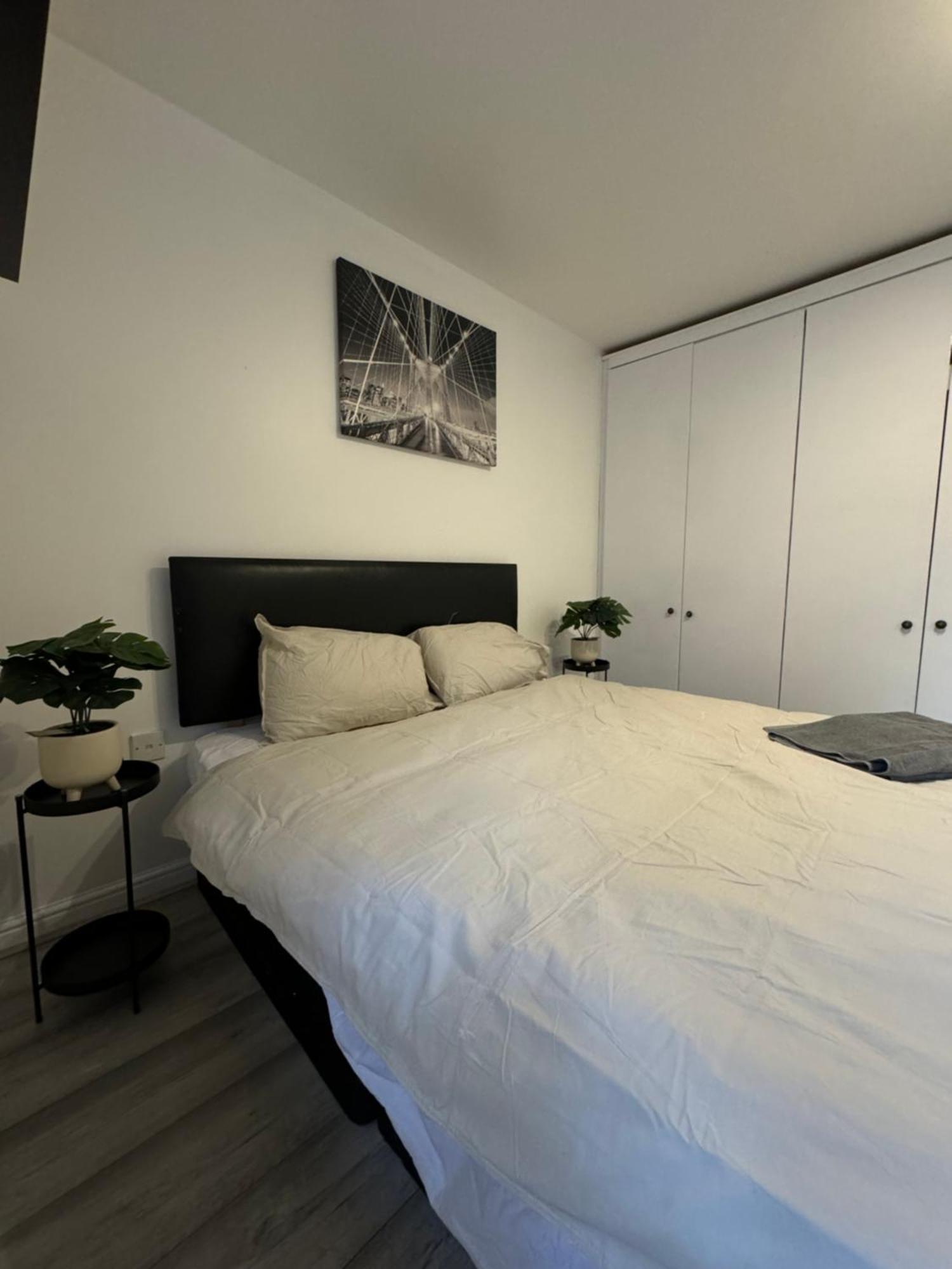 לונדון Spacious 3 Bedroom Home, With Private Driveway 5 Minutes From Excel Centre & Custom House מראה חיצוני תמונה