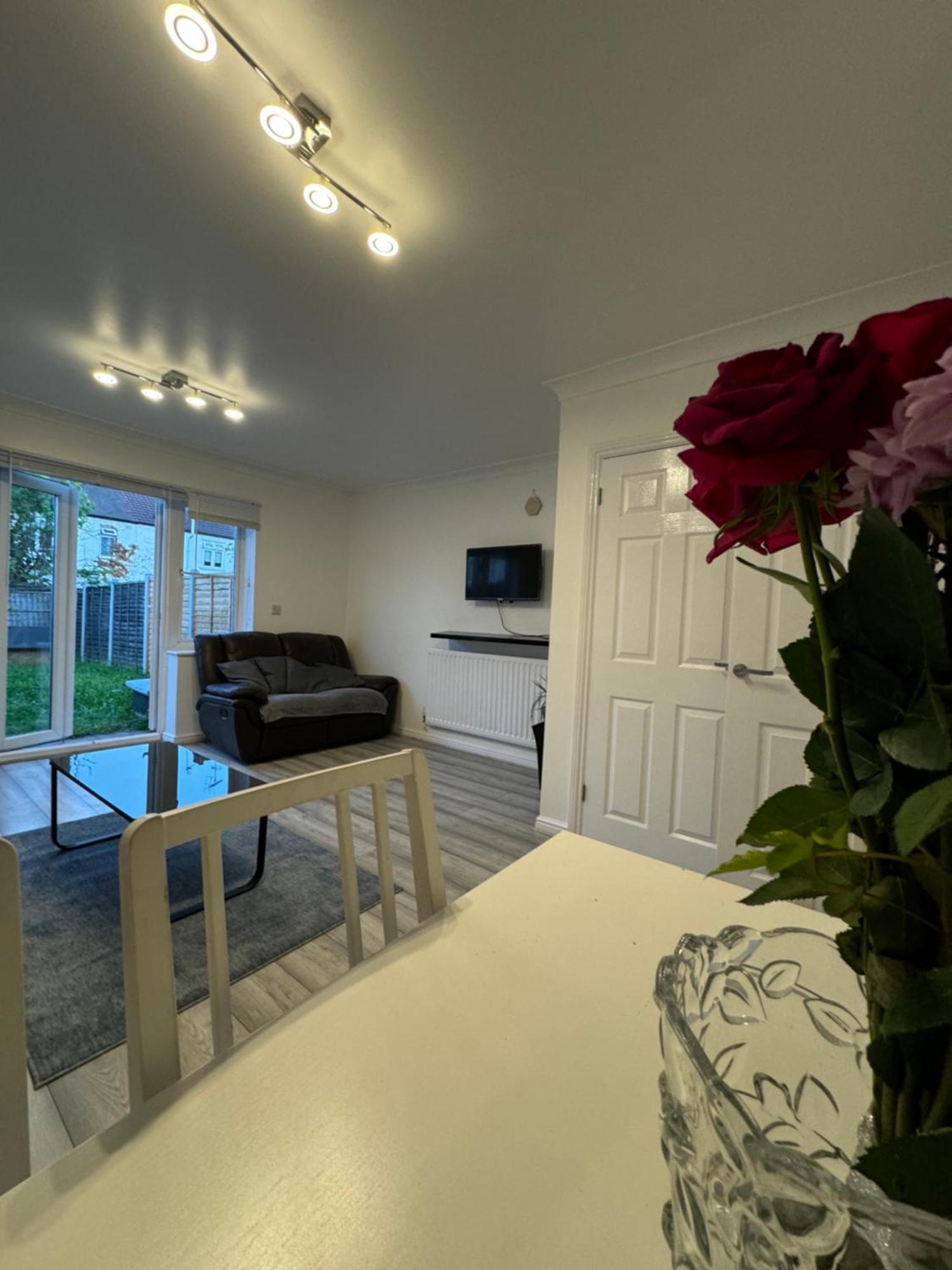לונדון Spacious 3 Bedroom Home, With Private Driveway 5 Minutes From Excel Centre & Custom House מראה חיצוני תמונה