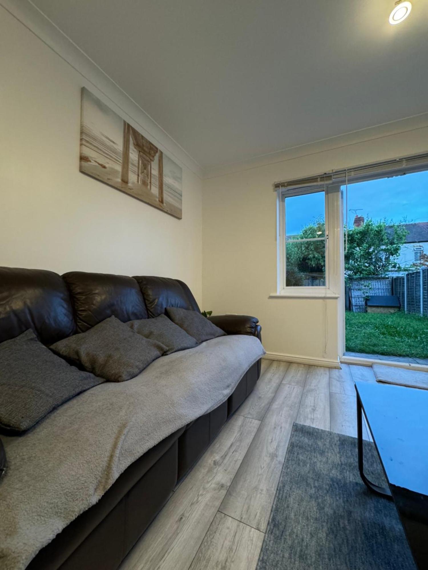 לונדון Spacious 3 Bedroom Home, With Private Driveway 5 Minutes From Excel Centre & Custom House מראה חיצוני תמונה