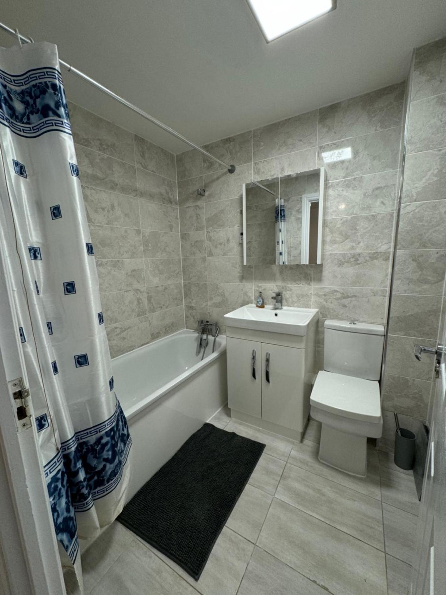 לונדון Spacious 3 Bedroom Home, With Private Driveway 5 Minutes From Excel Centre & Custom House מראה חיצוני תמונה