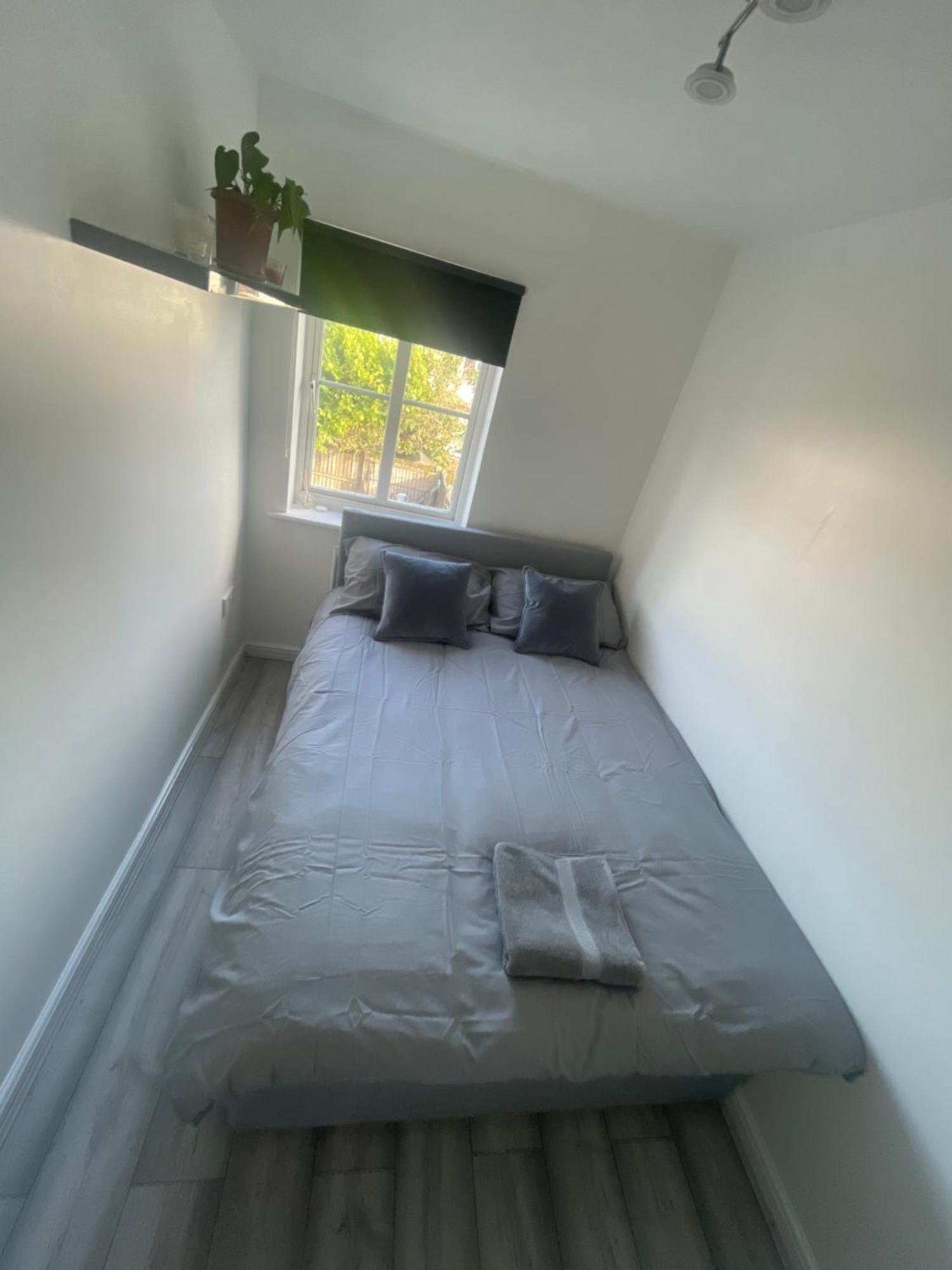לונדון Spacious 3 Bedroom Home, With Private Driveway 5 Minutes From Excel Centre & Custom House מראה חיצוני תמונה